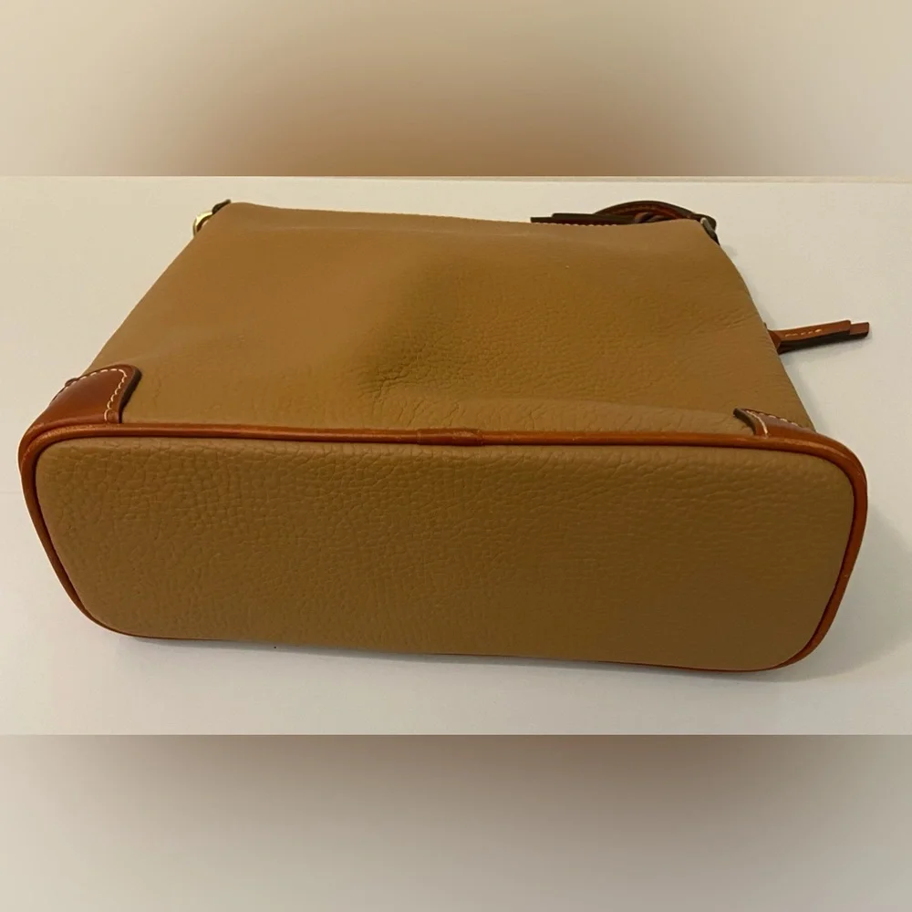 Dooney & Bourke Beige shoulder Bag Mint‎